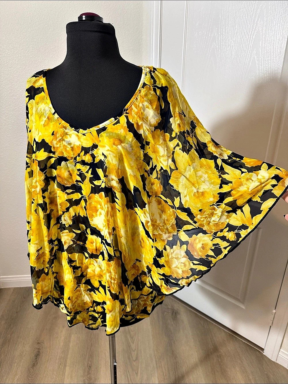 Adele & May Floral Tunic in Yellow & Black Size Large Like New - Picture 2 of 6